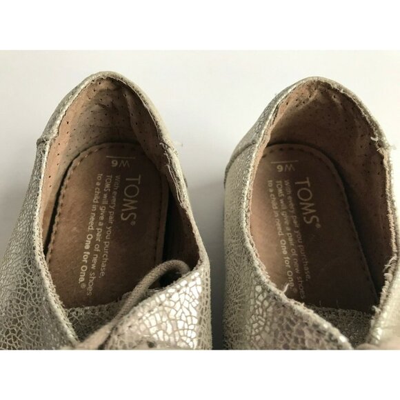 TOMS Crackled Silver Metallic Lace-Up Shoes Flats, Size 6 (US) - Picture 4 of 9